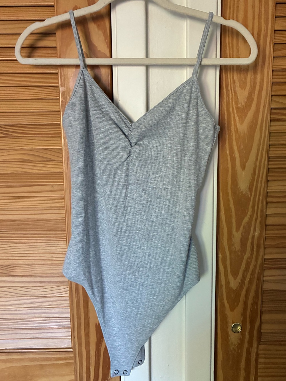 American Eagle Outfitters Light Gray Knit V-Neck Bodysuit size large